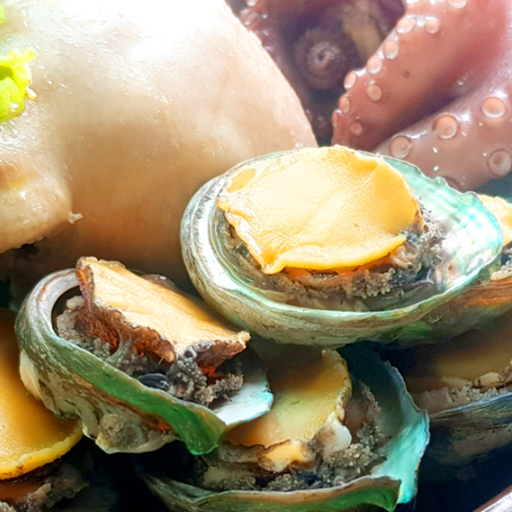 [보양맛집]푸짐한 명품 통영 해신탕 2인용 / 삼계닭 문어 전복 새우 약초 보양식 - 상세 이미지 2