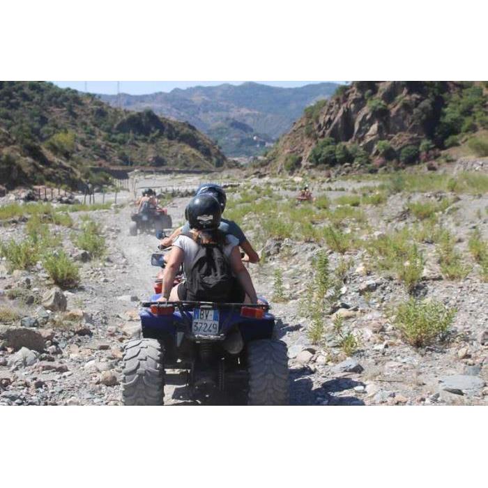 이탈리아 타오르미나 또는 지아르디니 낙소스 에트나 산의 오프로드 ATV 투어