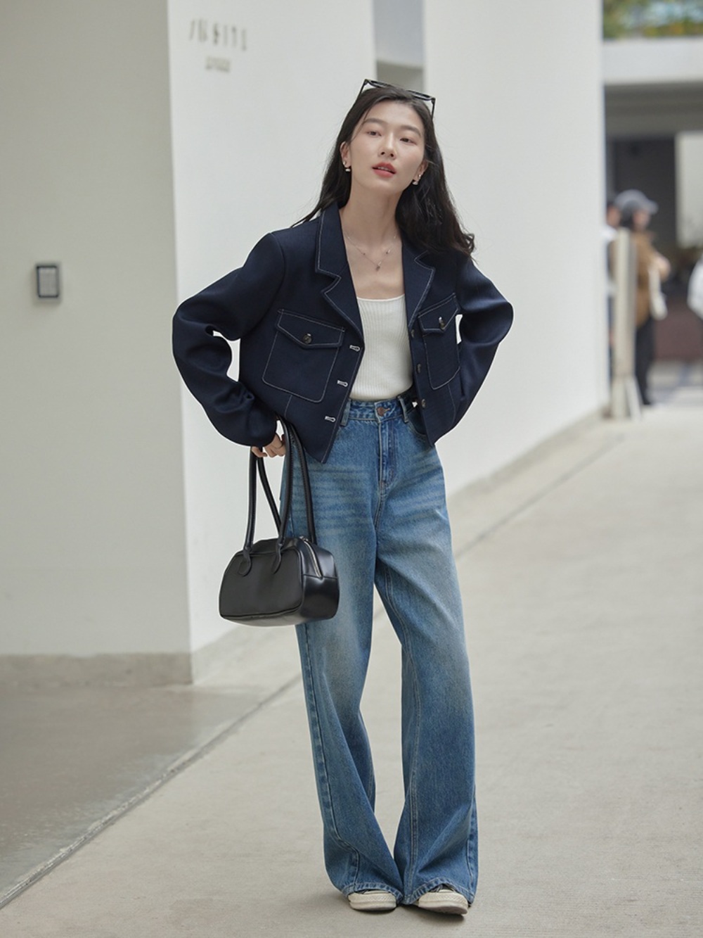네이비 화이트 스티치 크롭 자켓 유니크 캐주얼 연예인 패션 코디 봄 가을 학생 ootd - 상세 이미지 4