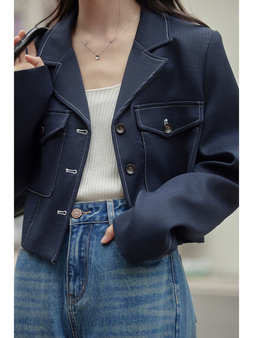 네이비 화이트 스티치 크롭 자켓 유니크 캐주얼 연예인 패션 코디 봄 가을 학생 ootd - 상세 이미지 3
