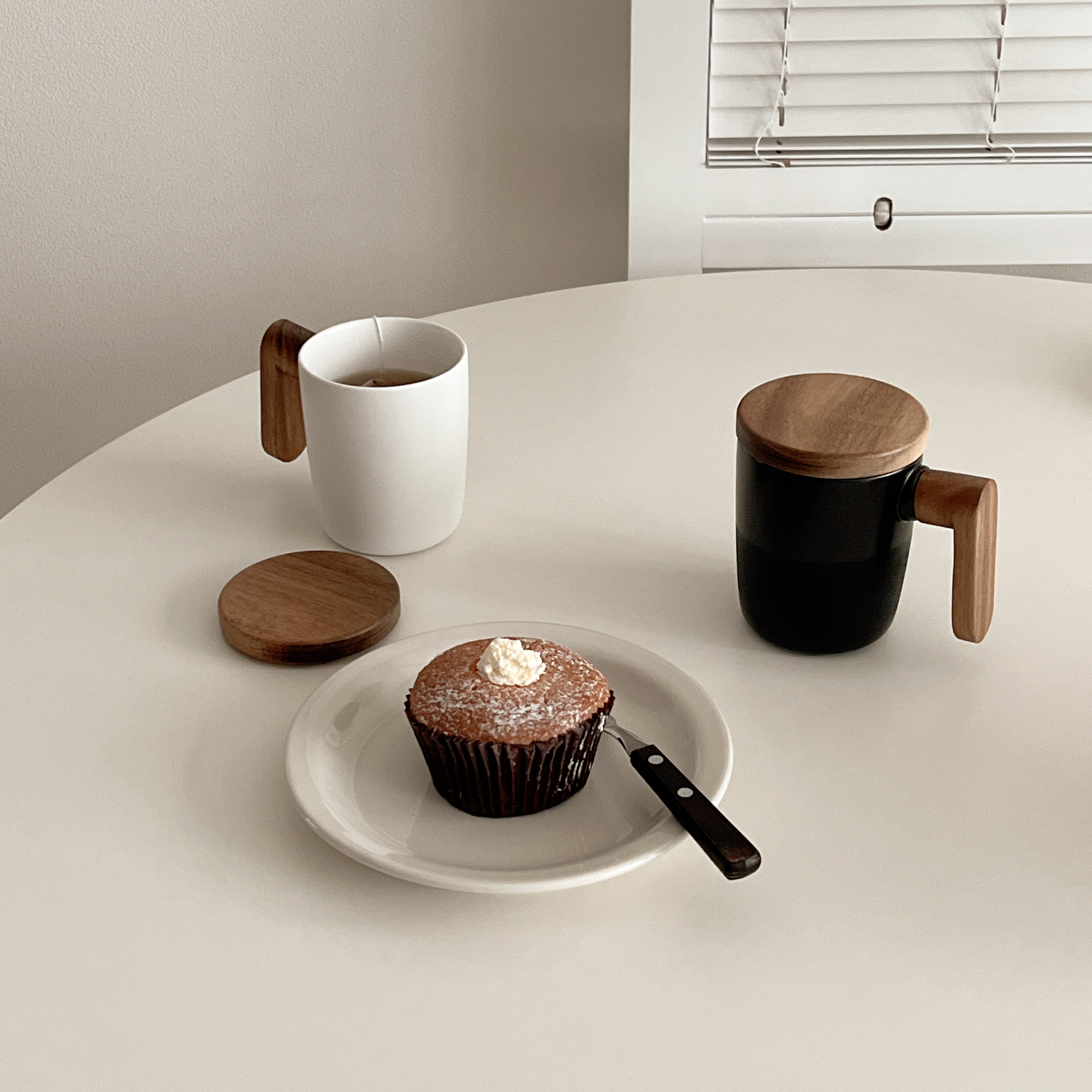 뚜껑있는 머그컵 머그잔 신혼 집들이선물 커플 머그컵세트 우드핸들 화이트