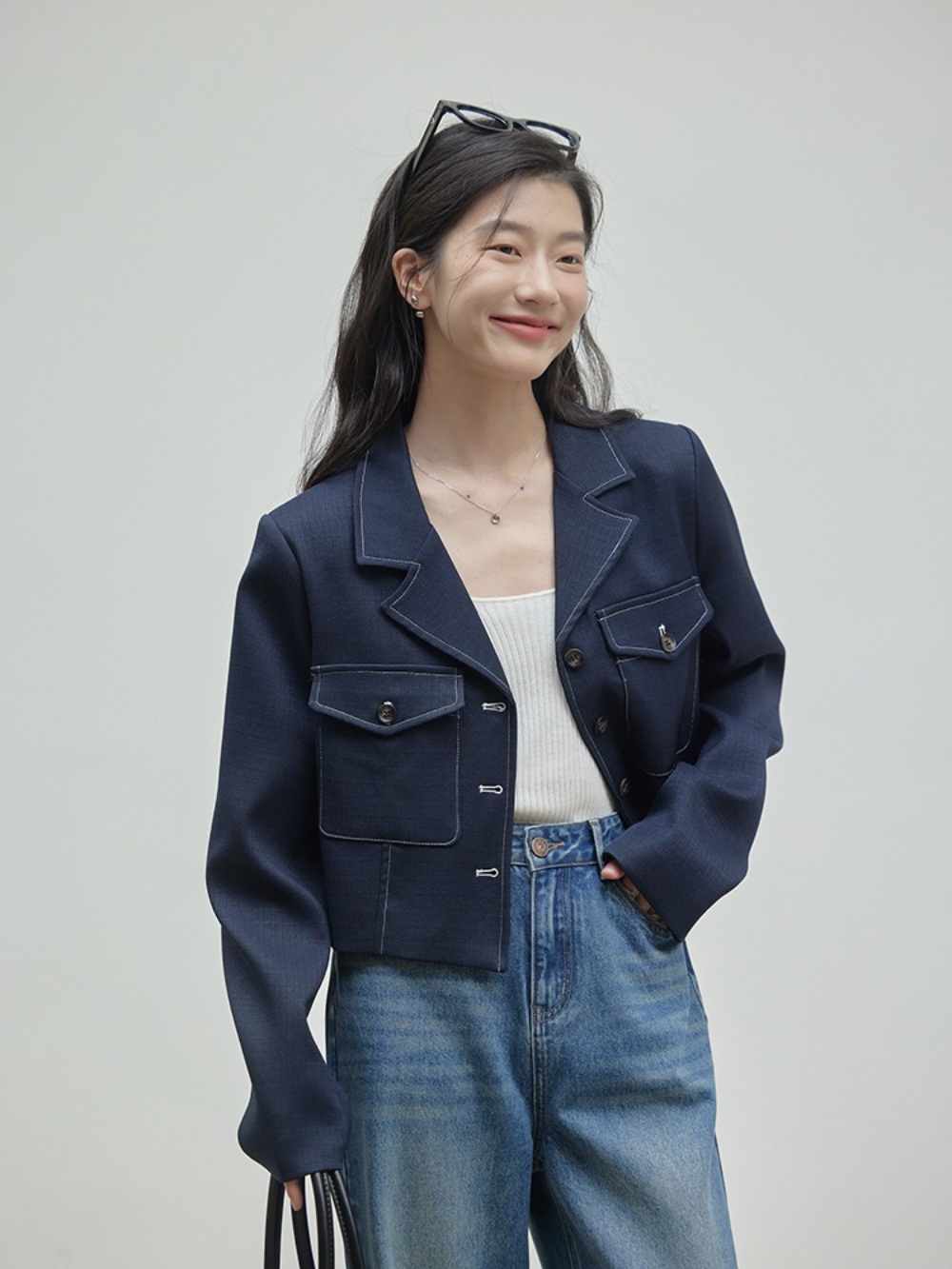 네이비 화이트 스티치 크롭 자켓 유니크 캐주얼 연예인 패션 코디 봄 가을 학생 ootd - 상세 이미지 2