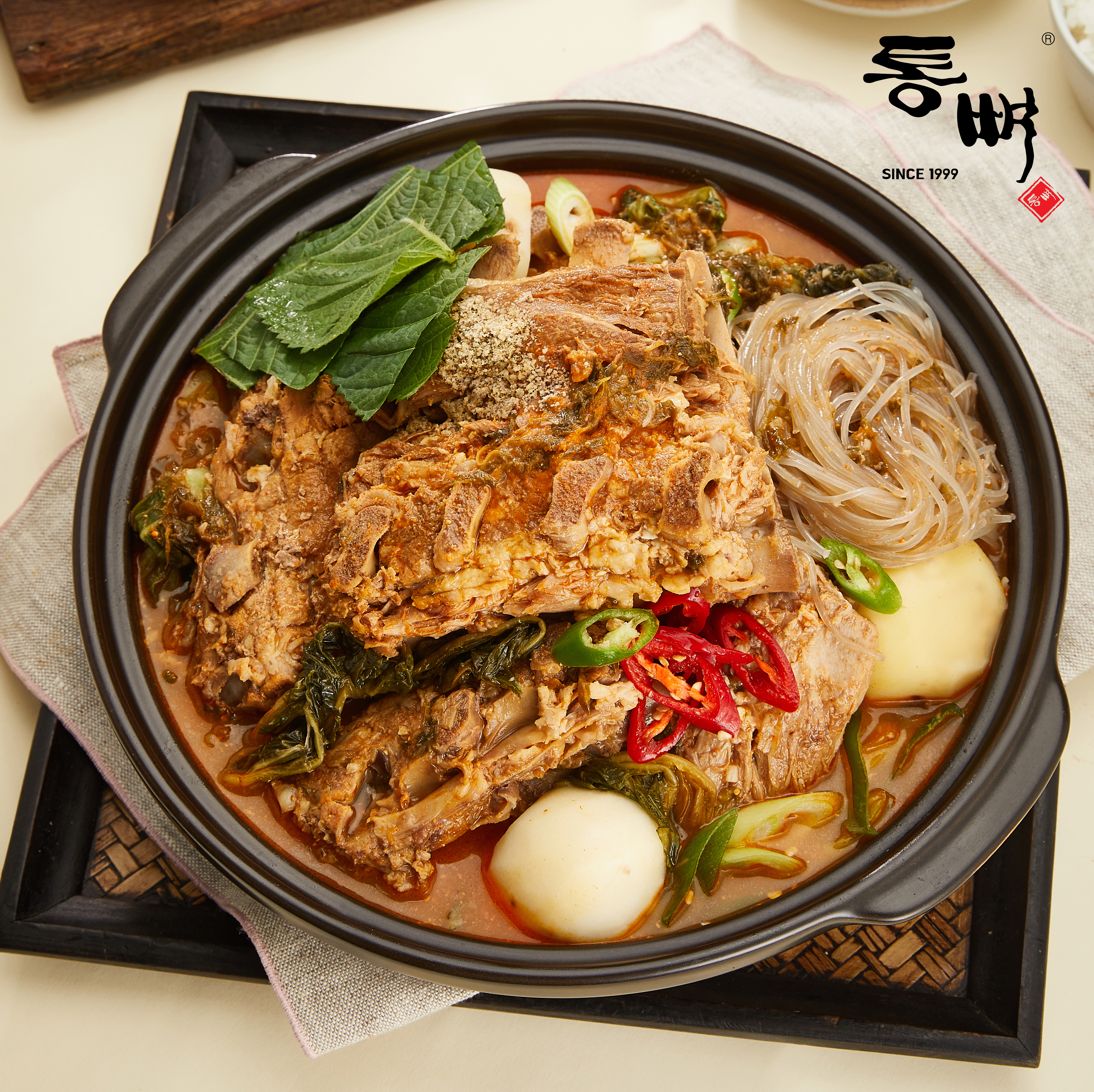 [통뼈 감자탕 뼈찜 혼합팩] 술안주부터 해장까지 칼칼한맛4팩 매운뼈찜4팩, 1kg, 8개 - 상세 이미지 2