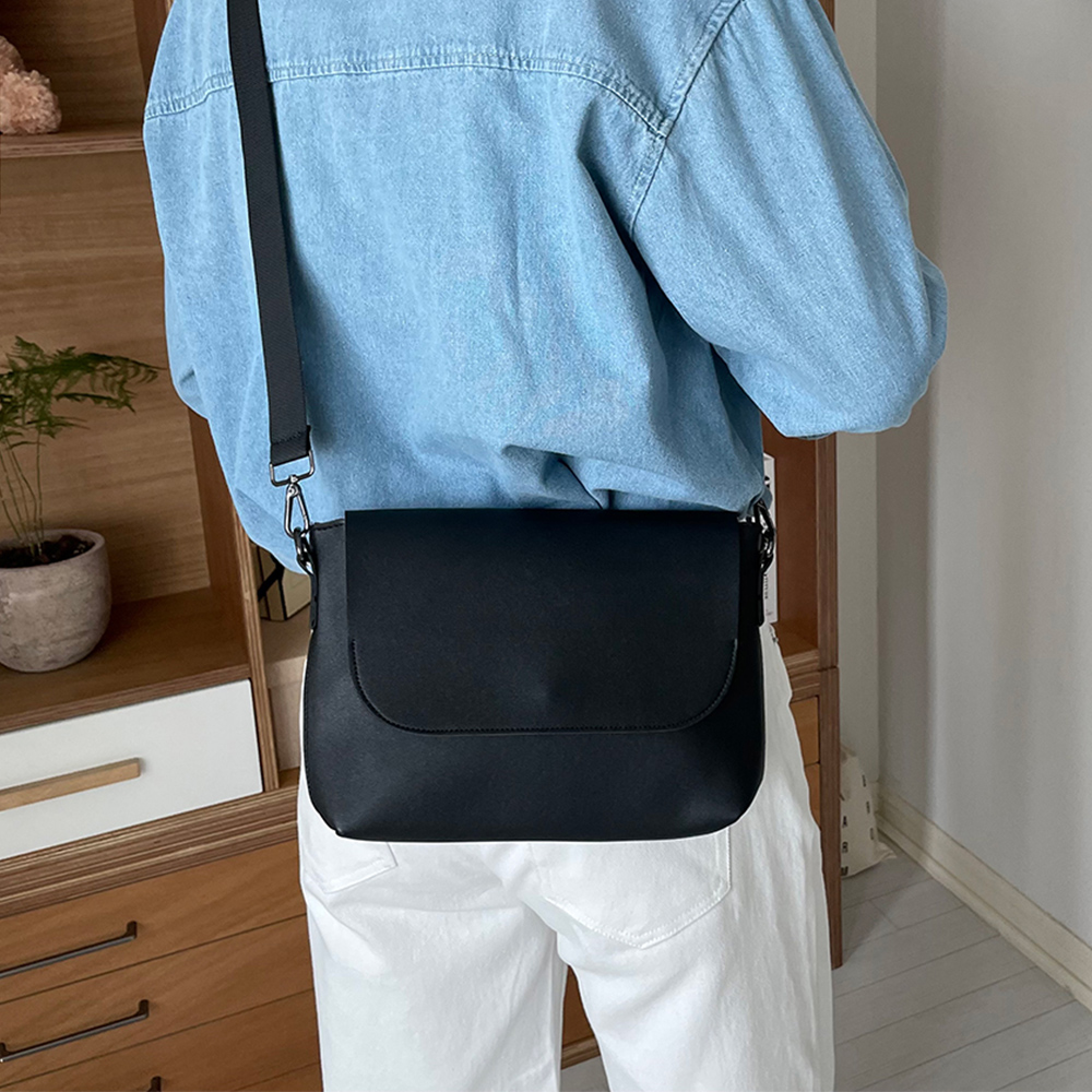 30대남자크로스백 옆으로매는가방 작은가방