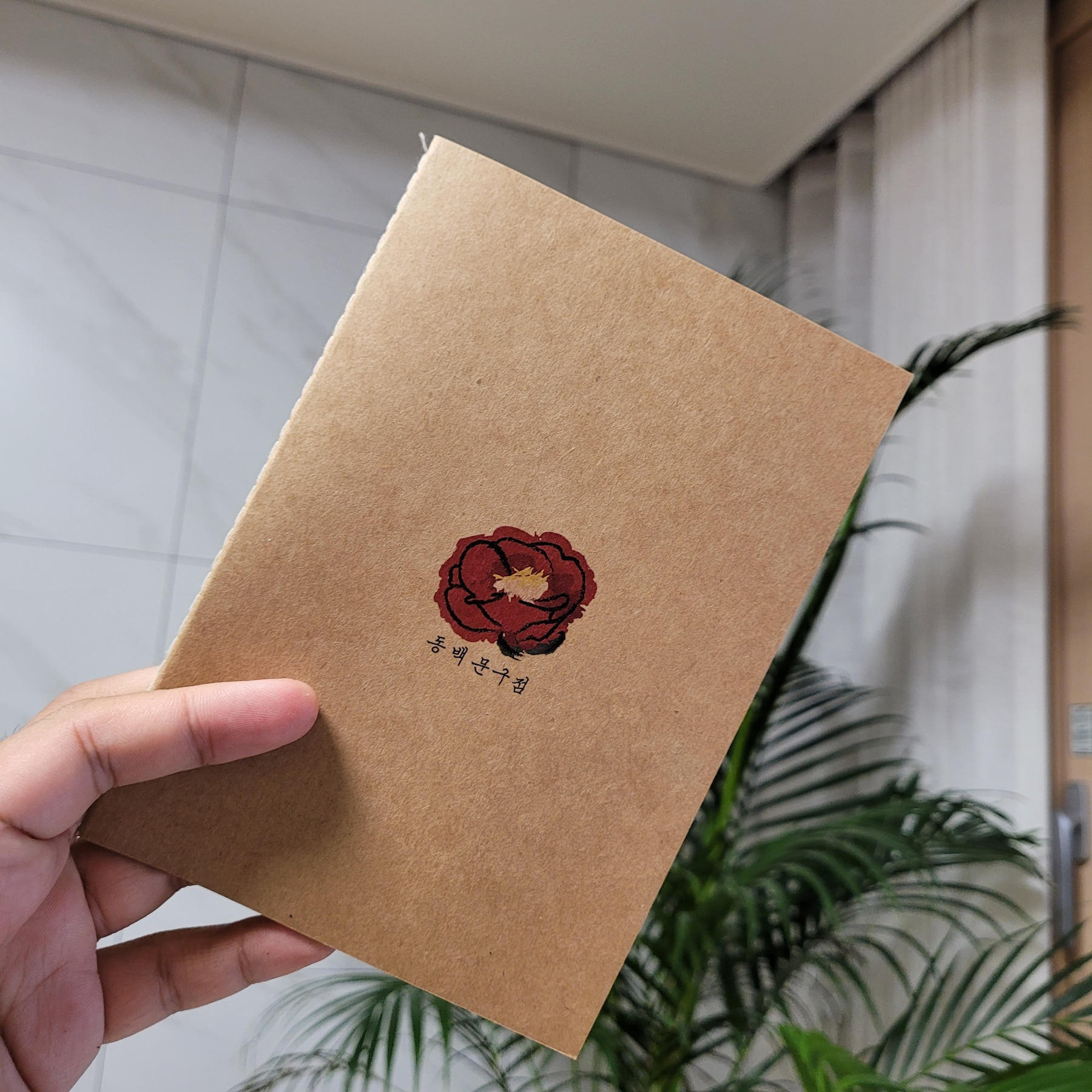 흑연이 부드럽게 잘 발리는 동백문구점 연필 노트 - 상품 이미지