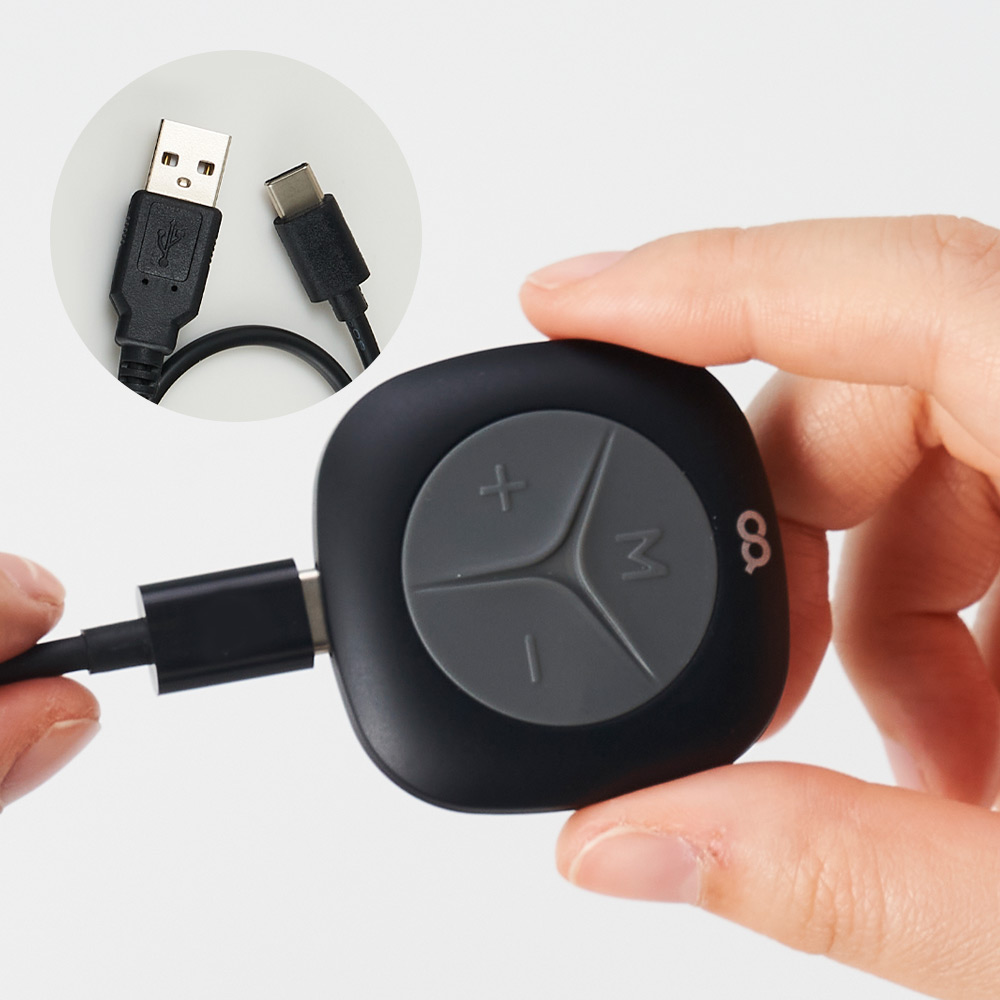 컨트롤러의 USB-C 충전 포트와 내부 구조를 확대하여 촬영한 이미지