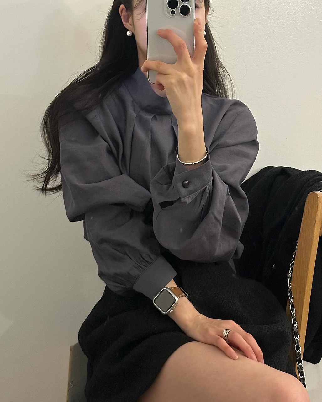 아젠 여성 봄 셔링 새틴 리본 퍼프 핀턱 타이 오버핏 루즈핏 블라우스 - 상세 이미지 2