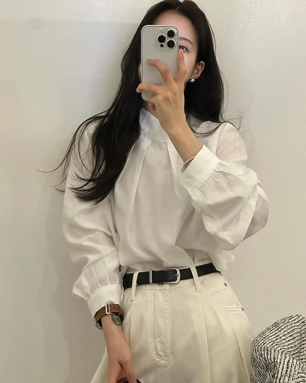 아젠 여성 봄 셔링 새틴 리본 퍼프 핀턱 타이 오버핏 루즈핏 블라우스 - 메인 이미지