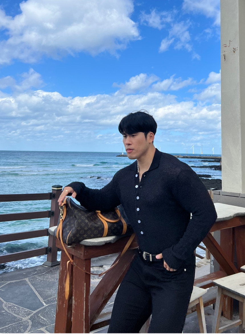 21C56AFB-BE36-4001-BEA1-85EAFB0C2865