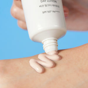 비건 밀크티 데이로션 선크림 SPF50 50ml 솔직 후기 | 피부 타입별 분석 - 상품 이미지 2