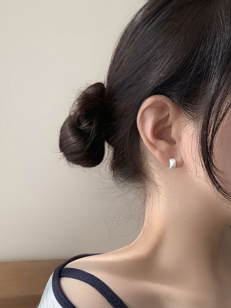 셀프러브 매트 원터치 링귀걸이 - 925 실버 무광 샌드 도톰 볼드 도넛 은침 이어링 - 상세 이미지 4