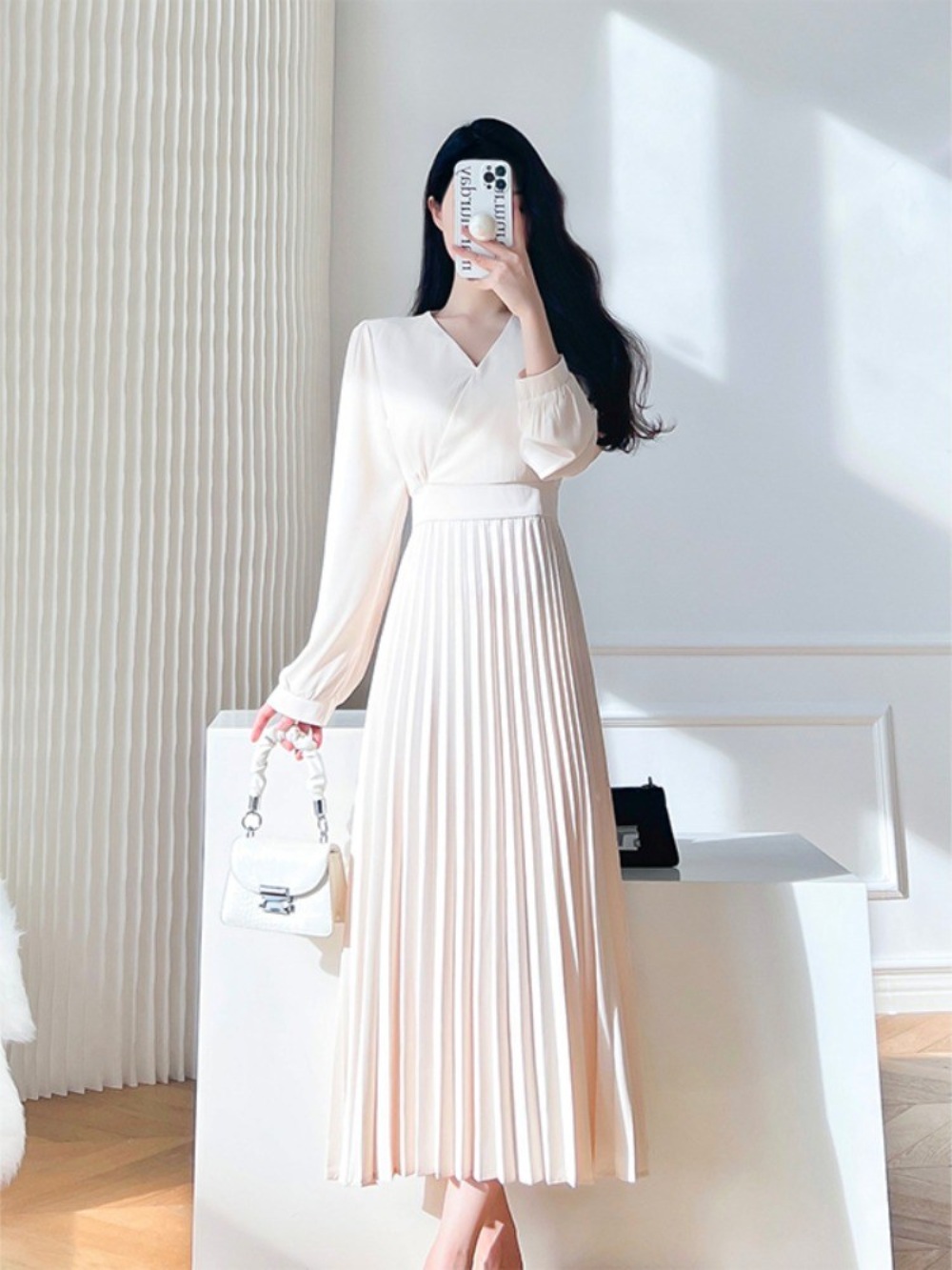 아이보리 브이넥 플리츠원피스 고급 젊줌마 패션 코디 등원 하객룩 - 상세 이미지 2