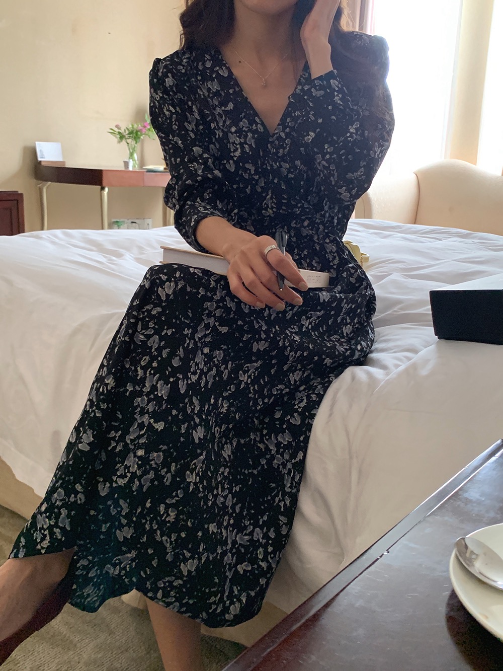 로즐리 봄 여성 플라워 꽃무늬 브이넥 플레어 허리 스트랩 하객룩 A라인 롱 원피스 - 상세 이미지 2