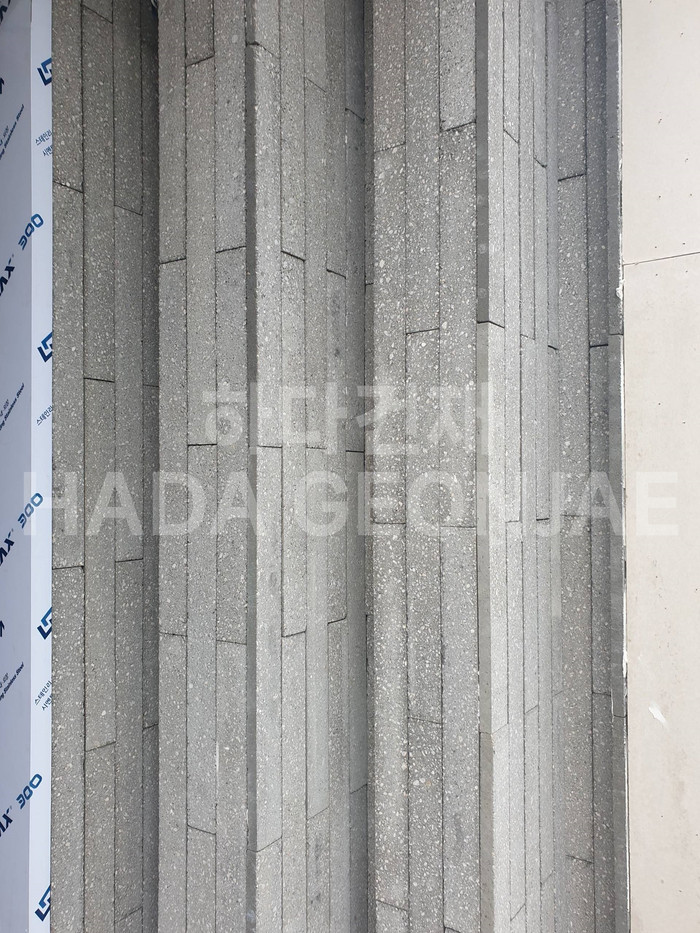 모노타일 롱와이드 500x50x17T 진모던그레이 / 하다건재 시공사례