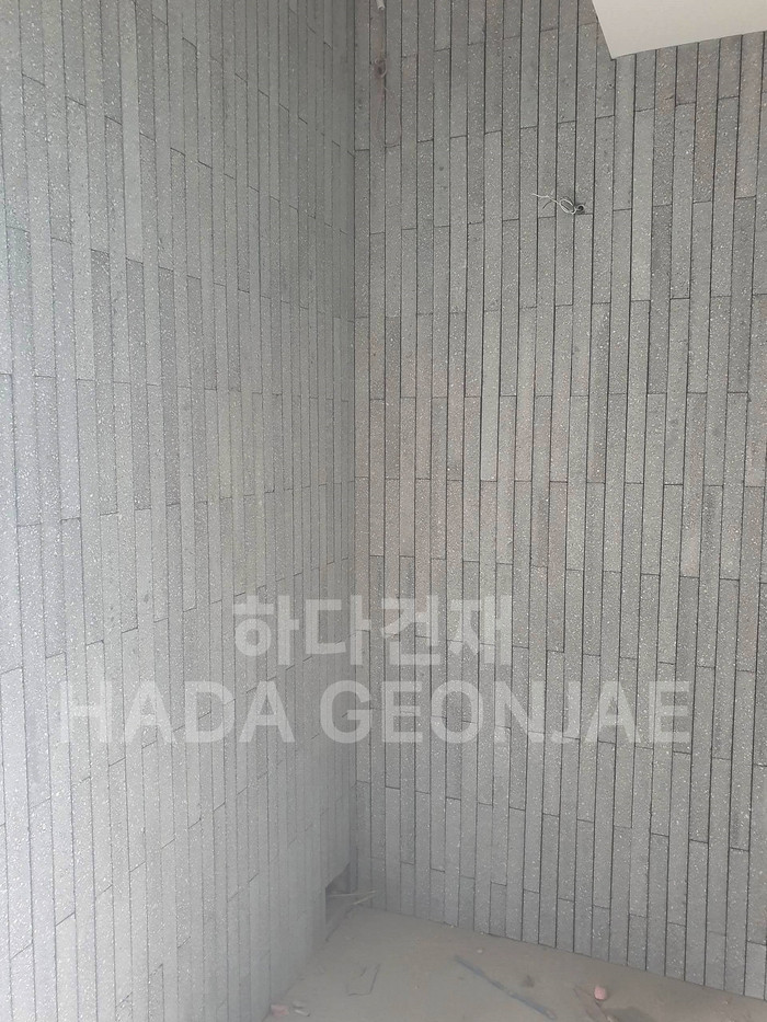 모노타일 롱와이드 500x50x17T 진모던그레이 / 하다건재 시공사례