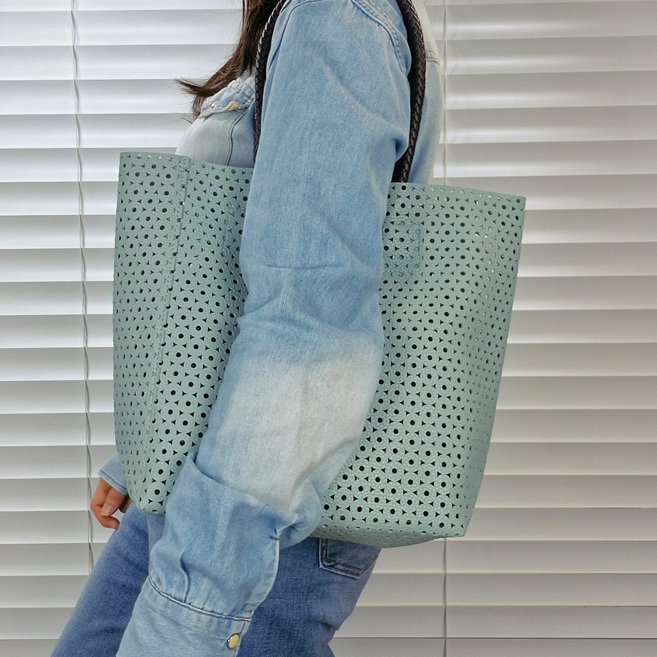 펀칭 여름 쇼퍼백 숄더백 가방 빅백 데일리 보부상 휘뚜루마뚜루