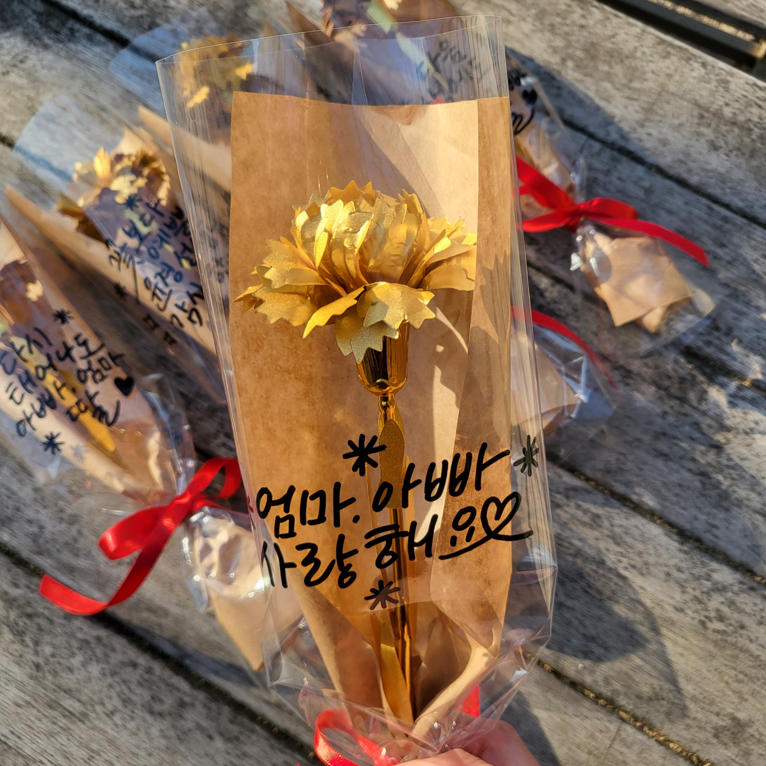 금꽃 금 골드 카네이션 어버이날 스승의날 기념일 한송이 레터링 카네이션 꽃 선물 꽃다발