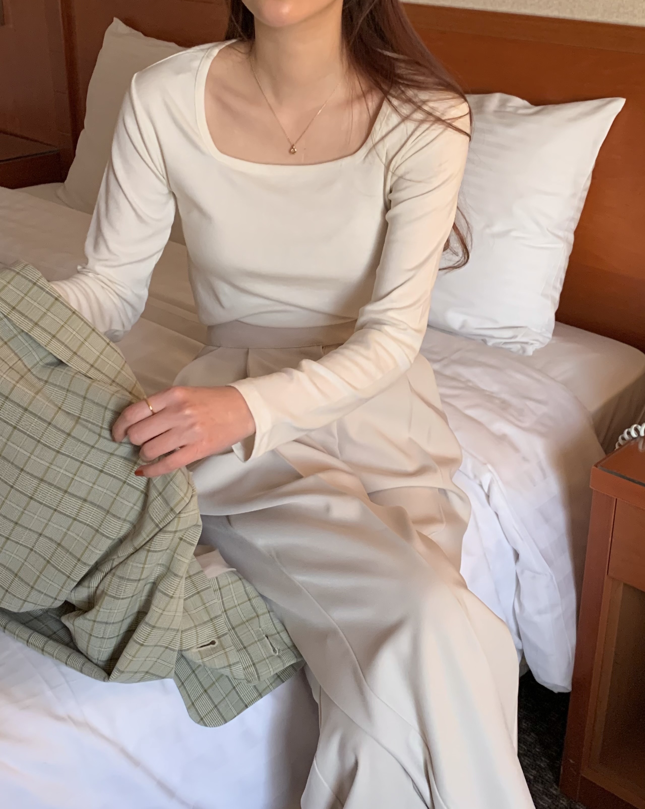 니모 스퀘어넥 스판 텐션 기본 무지 컬러 슬림핏 부드러운 여성 긴팔 티셔츠 - 상품 이미지
