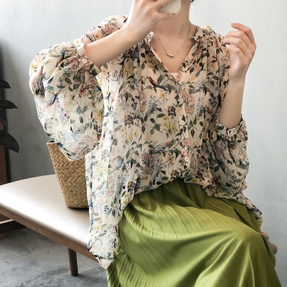 루즈핏 시스루 꽃무늬블라우스 중년여성 링클프리 쉬폰 셔링 노카라 봄 블라우스 룩킵 - 상품 이미지