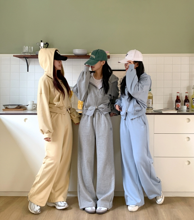 [MOMENT JOY/국내제작/단품구매가능] 이스페셜 로고 후드 집업 + 시그니쳐 로고 트레이닝 팬츠 SET 상세 이미지 80