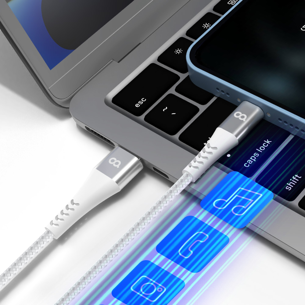 노트북 키보드 옆에 USB A 케이블을 꽂아 실제로 사용하는 장면을 표현한 사진