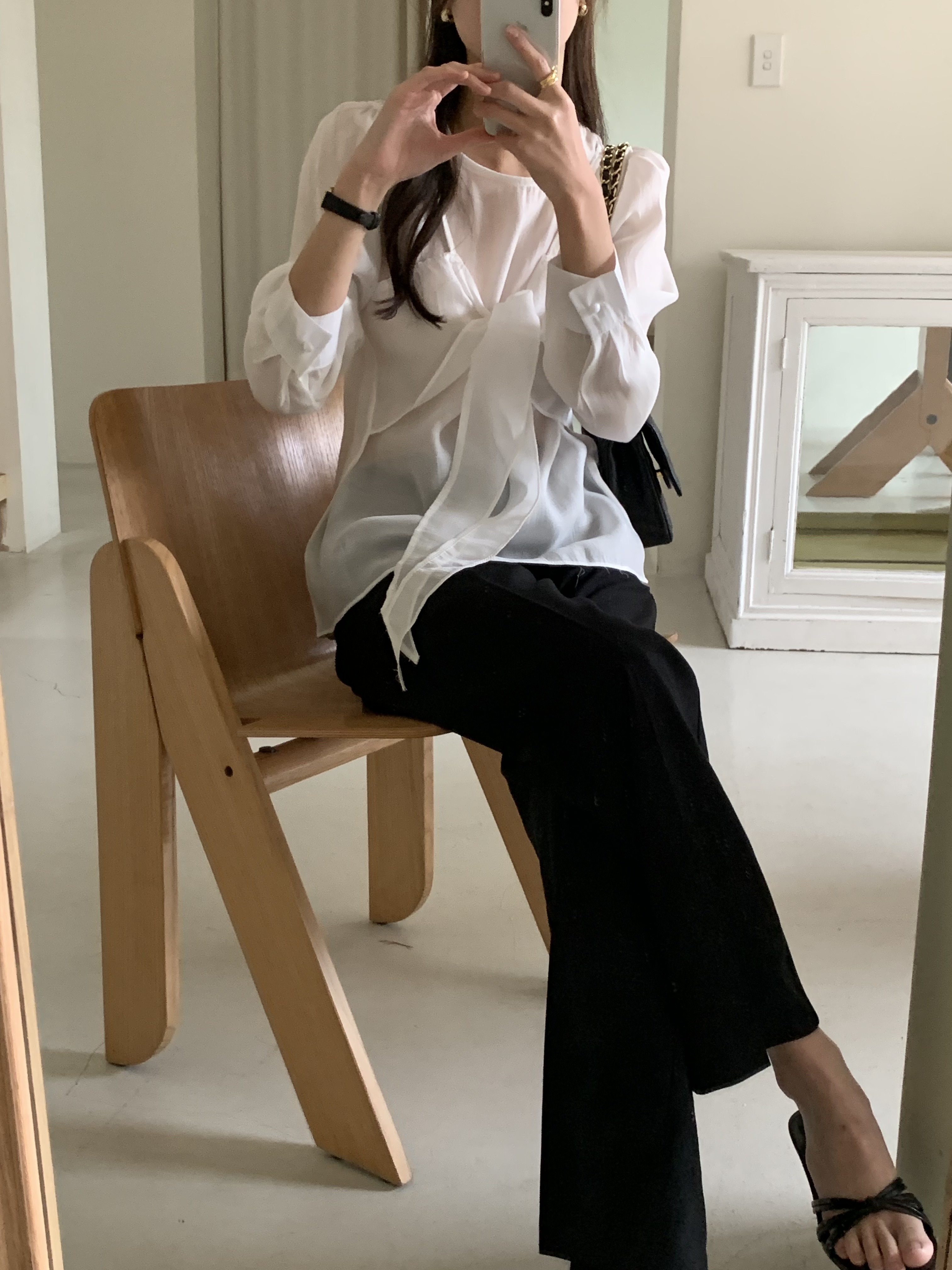 브리튼 라운드넥 어깨셔링 퍼프소매 리본매듭 스트랩 여성 하객룩 뷔스티에 시스루 블라우스 - 상세 이미지 4
