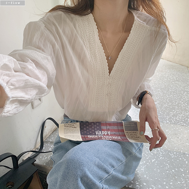 폴즈 브이넥 레이스자수 루즈핏 블라우스 1color 봄 여름 벌룬 밴딩 제이플로우 - 상품 이미지