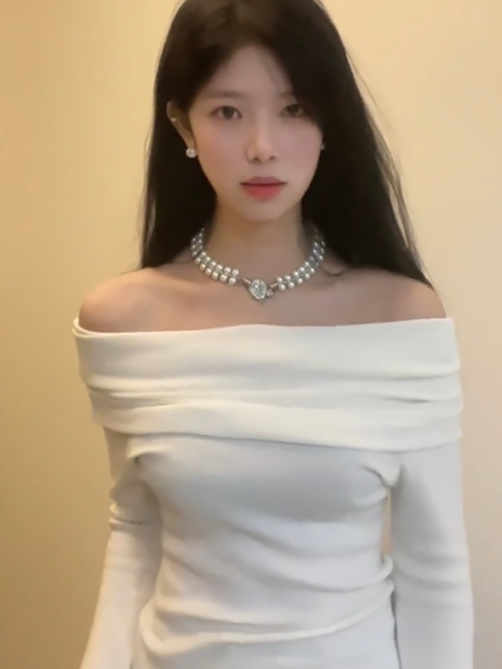 혜리 유튜브 태연 니트 오프숄더 섹시한 데이트 옷 패션 의상 멱살 한번 잡힙시다 한채아 - 메인 이미지