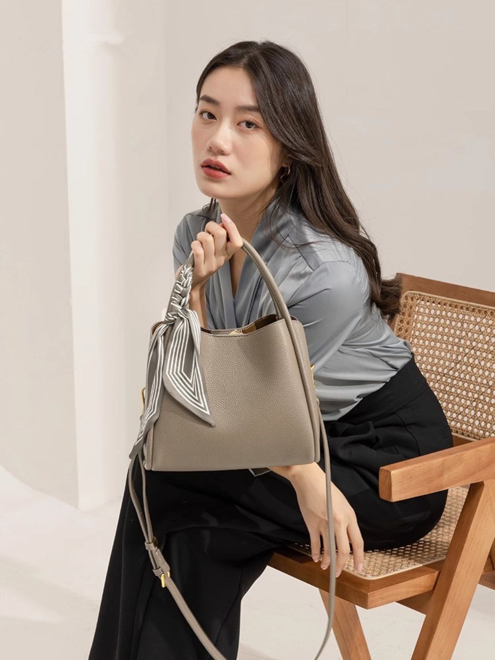 원더풀 월드 1회 김남주 숄더백 고급진 가죽백 옷 패션 의상 7인의부활 이유비 - 상세 이미지 4