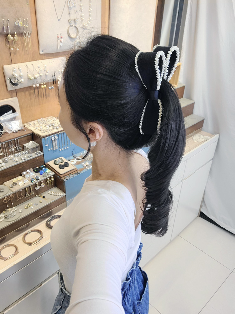 루루핀 송알송알 진주테두리 블랙 헤링본 스타일 심플 리본 바나나핀 - 상품 이미지