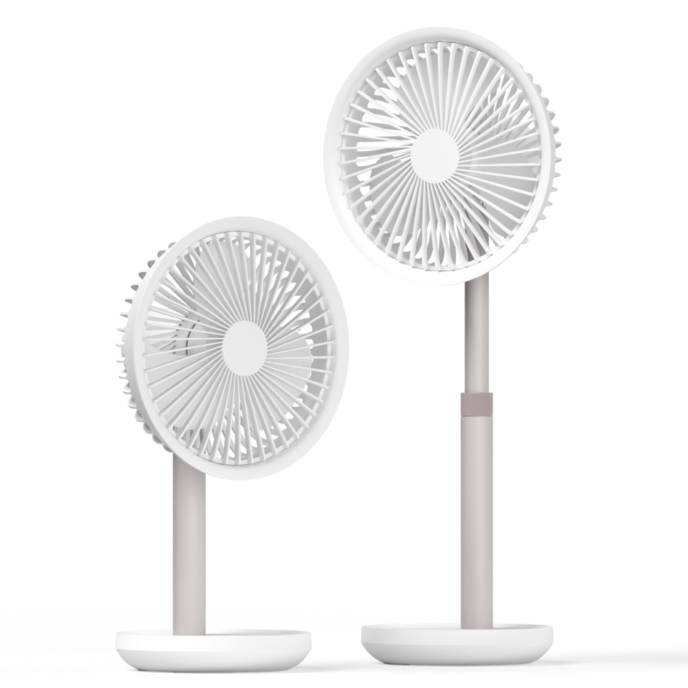 높이를 조절할 수 있는 흰색 BLDC 탁상용 선풍기 두 대가 나란히 놓여 있으며, 왼쪽은 더 낮은 위치에, 오른쪽은 더 높은 위치에 설정되어 있음