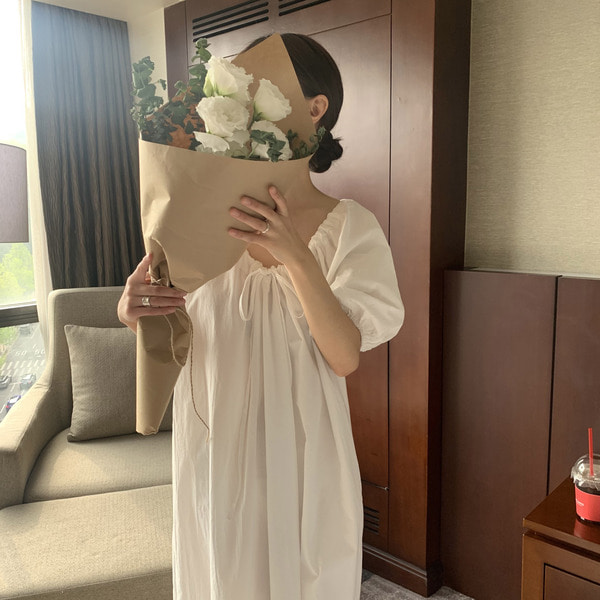 스트링 오프숄더 리본 매듭 셔링 보트넥 소매퍼프 벌룬 여름 루즈핏 여성 스트링 롱 원피스 - 상품 이미지