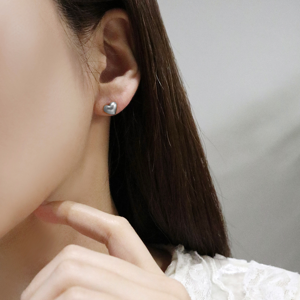 (여자)아이들 민니 착용 폴브리알 주얼리 무광 볼륨 하트 귀걸이 PUBE0307 - 상세 이미지 5