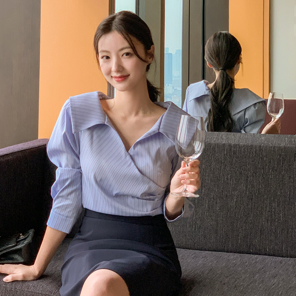 (구김↓페미닌무드) 메른 스트라이프 랩 셔링 오픈카라 블라우스 bs7879 - 메인 이미지
