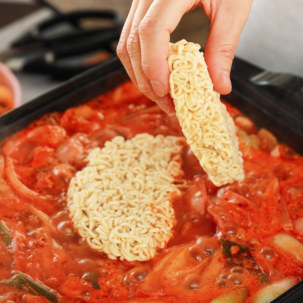 [의정부 부대찌개] 얼큰한 스팸 부대찌개 / 채소, 콩, 라면사리포함 냉장밀키트 이미지 6