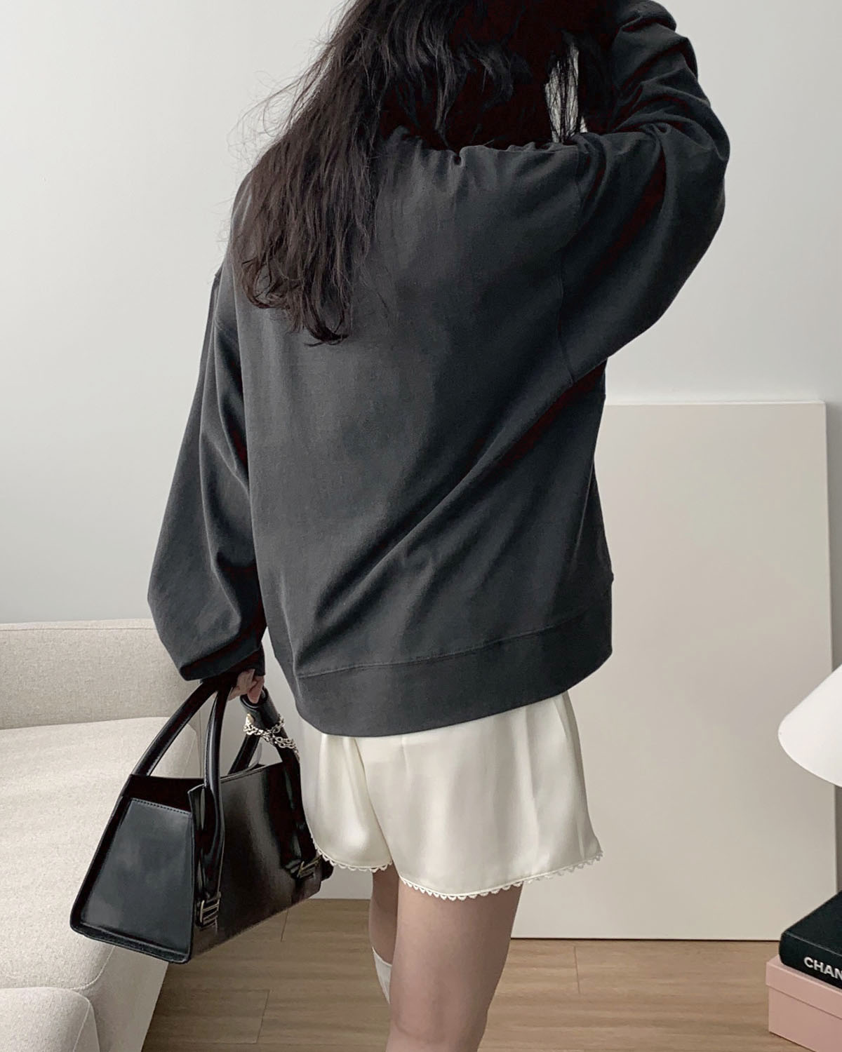아웃핏 크리 맨투맨 나염 프린팅 루즈핏 오버핏 간절기 긴팔 티셔츠 (차콜) - 상세 이미지 5