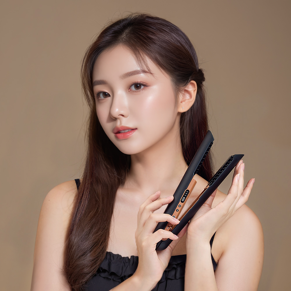 긴 직모 머리를 한 여성이 두 개의 미니 고데기를 들고 있는 사용 장면