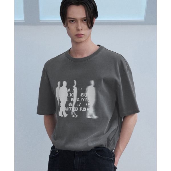 DRAW FIT 패스 바이 피그먼트 워싱 티셔츠 [CHARCOAL] : 글로벌하루