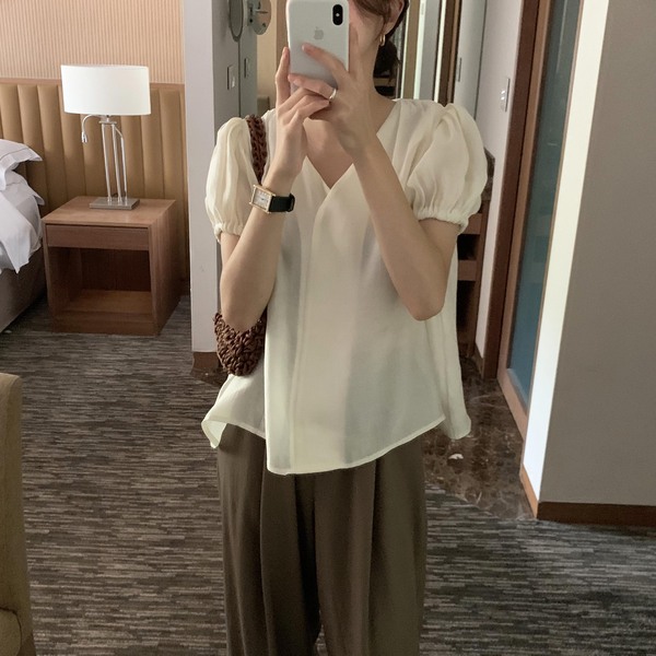 라딘 소매퍼프 벌룬 브이넥 셔링 여름 루즈핏 반팔 텐셀 여성 여리 블라우스 - 상세 이미지 4