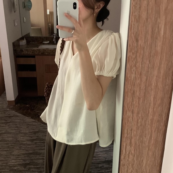 라딘 소매퍼프 벌룬 브이넥 셔링 여름 루즈핏 반팔 텐셀 여성 여리 블라우스 - 상세 이미지 5