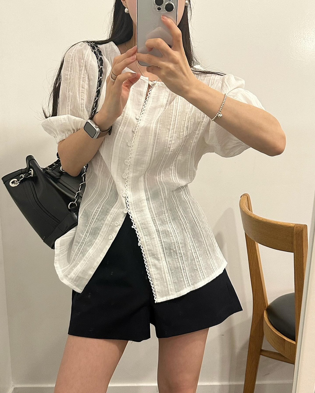 쥬비 여성 라운드 노카라 셔링 퍼프 레이스 리본 반팔 블라우스 - 상세 이미지 3