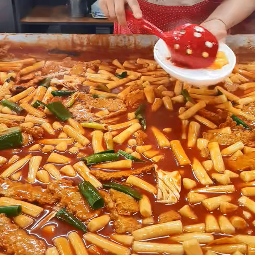 방촌시장 원조 떡볶이 놀면뭐하니 밀떡 40년전통 646g 2~3인분 밀키트 납작만두 국물떡볶이 - 상세 이미지 4