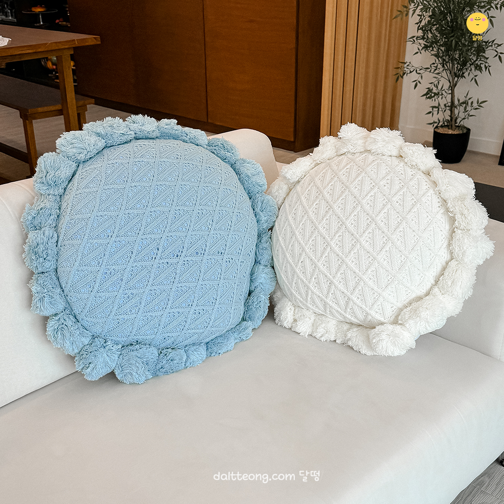 달떵 블루 화이트 부클레 뽀글이 원형 매듭 쿠션 거실 쇼파 인테리어