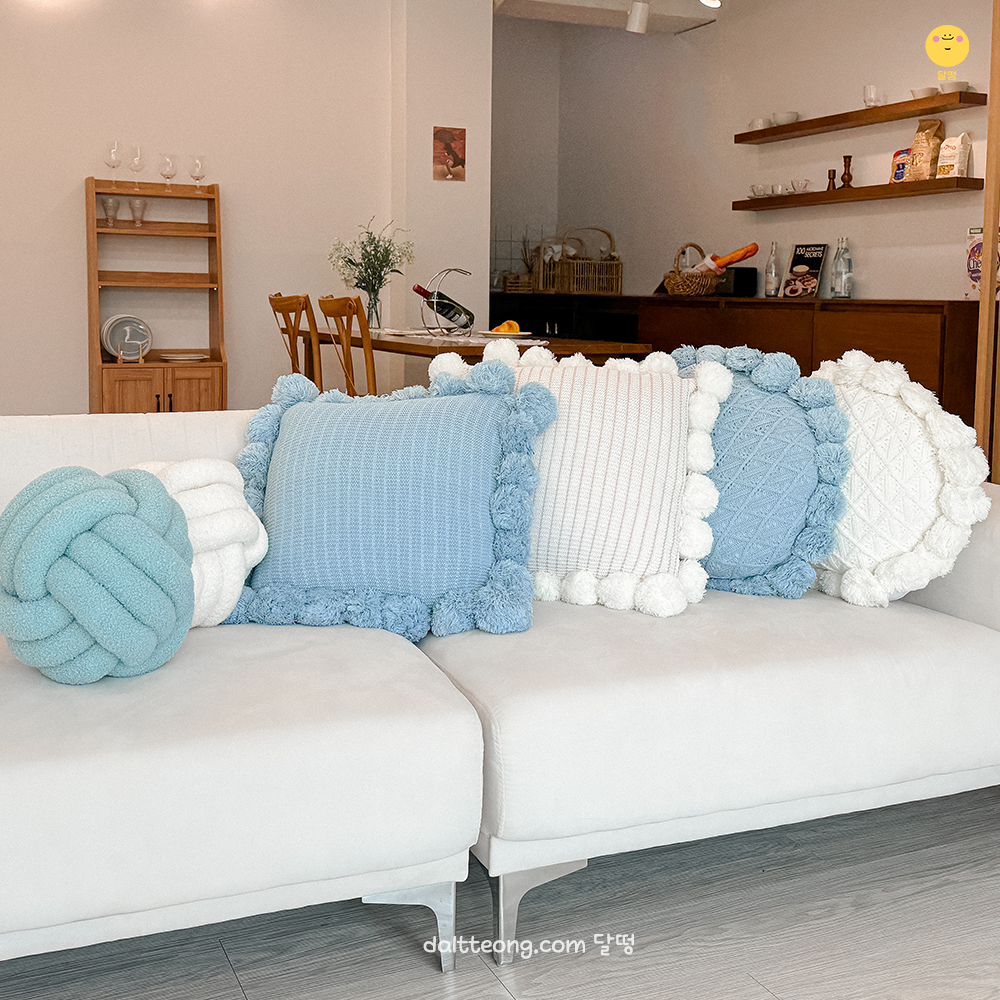 달떵 블루 화이트 부클레 뽀글이 원형 매듭 쿠션 거실 쇼파 인테리어