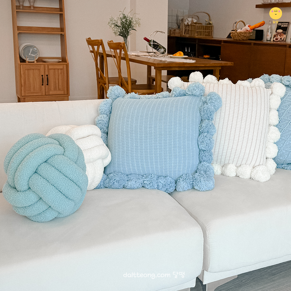 달떵 블루 화이트 부클레 뽀글이 원형 매듭 쿠션 거실 쇼파 인테리어