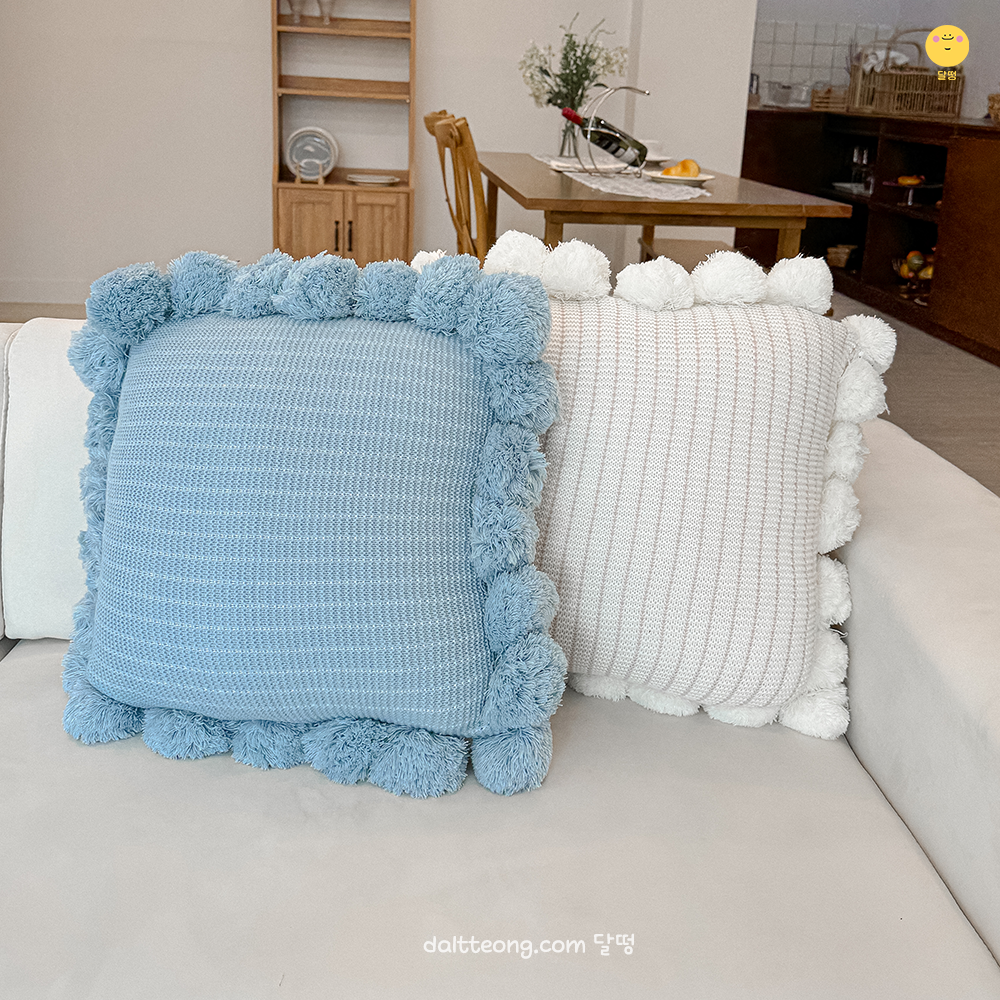 달떵 블루 화이트 부클레 뽀글이 원형 매듭 쿠션 거실 쇼파 인테리어