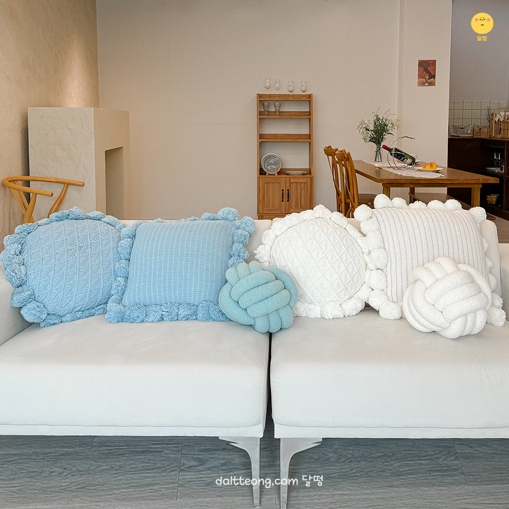 달떵 블루 화이트 부클레 뽀글이 원형 매듭 쿠션 거실 쇼파 인테리어