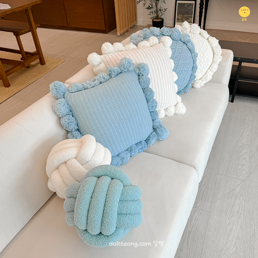 달떵 블루 화이트 부클레 뽀글이 원형 매듭 쿠션 거실 쇼파 인테리어