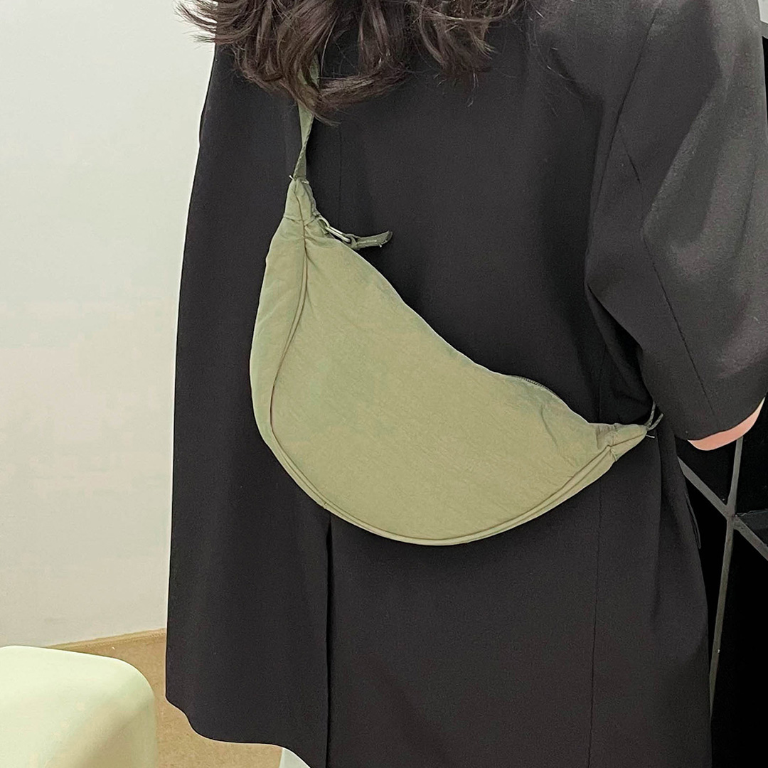 여성 반달 크로스백 여행용 슬링백 가벼운 데일리 미니 가방 크로와상백