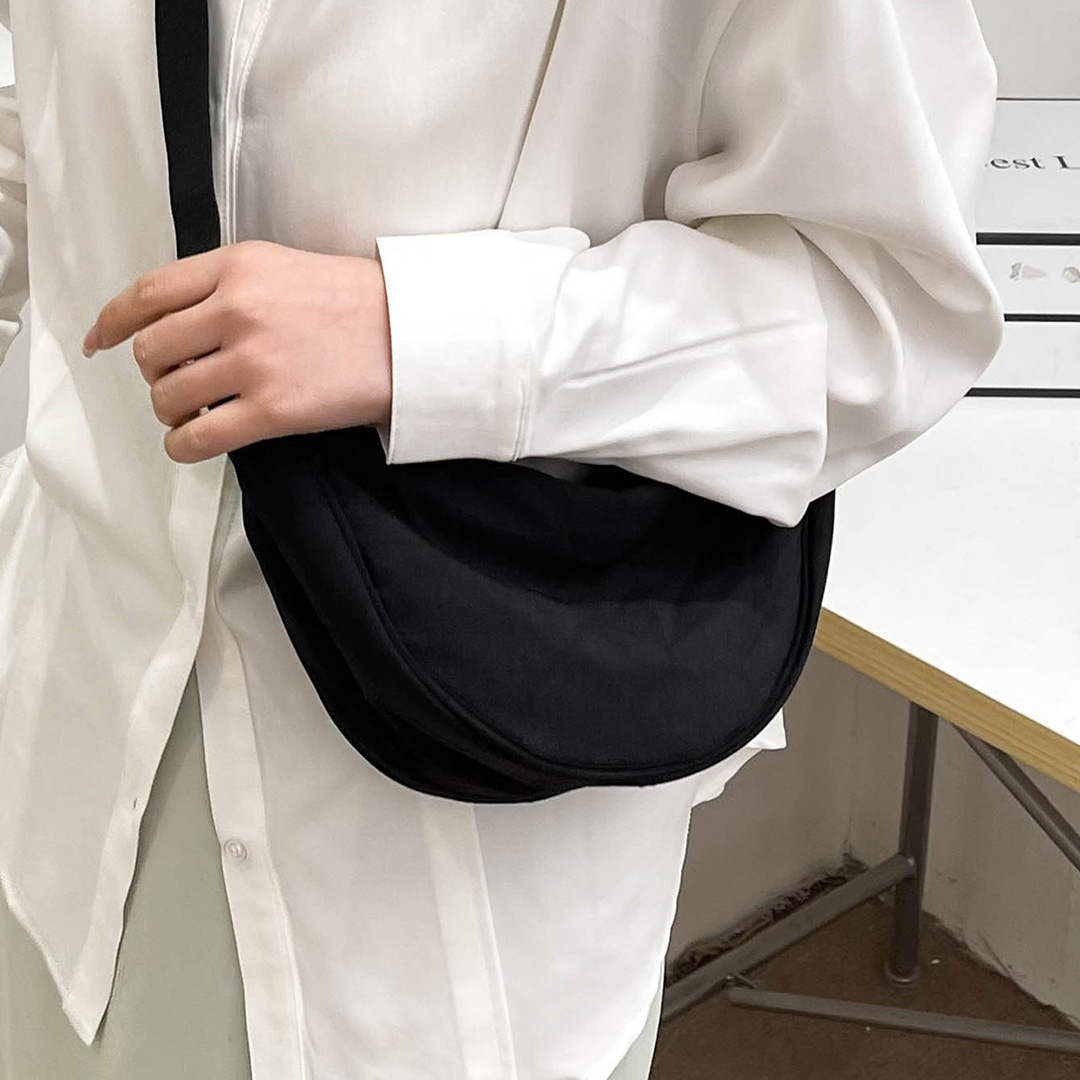 여성 반달 크로스백 여행용 슬링백 가벼운 데일리 미니 가방 크로와상백